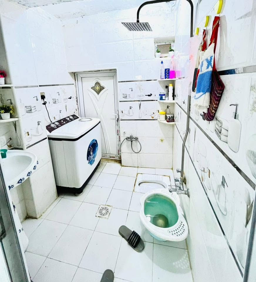 للبيع بيت 110 متر مربع واجه 7 ونزال 16 قرب شارع الجامع و خلف شارع الكيات مباشرة حي ميسان يحتوي على غرفة و صالة و مطبخ و استقبال و صحيات داخلية و خارجية السعر 115 وبي مجال للاستفسار اتصل ***********
