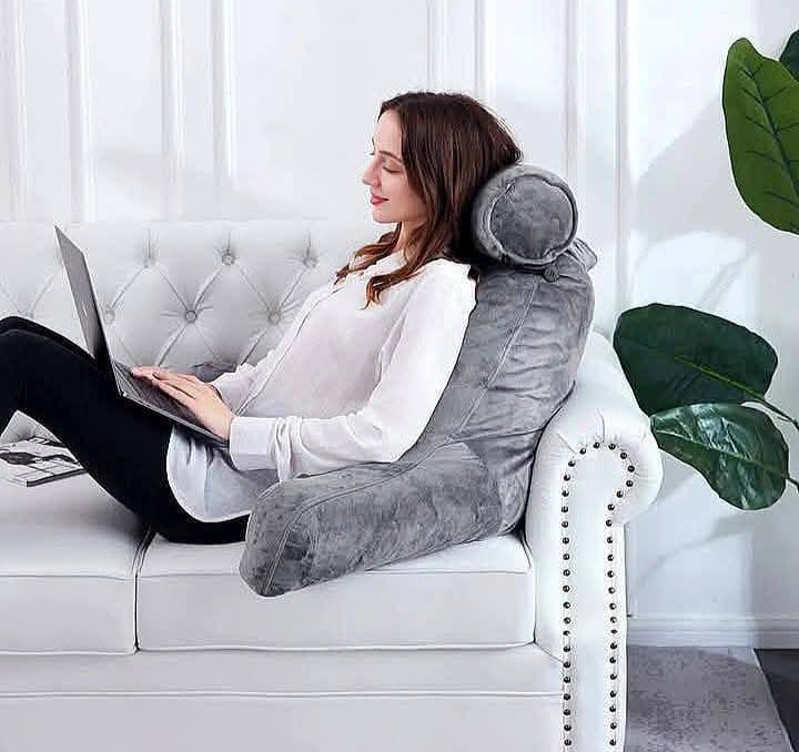 وسادة القراءة (Reading Pillow) أو مسند الظهر للسرير والأريكة، وهي مصممة لتوفير دعم مريح للظهر والرقبة والذراعين أثناء الجلوس. 
تصميم مريح: تدعم وضعية الجلوس الصحيحة أثناء القراءة أو مشاهدة التلفزيون أو العمل على اللابتوب.
دعم إضافي: تشتمل عادةً على مساند للذراعين ووسادة صغيرة قابلة للفصل لدعم الرقبة أو الرأس.
سهولة التنظيف: تأتي بغطاء خارجي (غالبًا من القماش المخملي الناعم) مزود بسحاب ليسهل فكه وغسله.
الحشوة: تُحشى غالبًا بقطن البوليستر عالي المرونة أو الإسفنج الذكي (Memory Foam) لضمان عدم تغير شكلها مع الاستخدام.


**إذا كنت صاحب هذا الإعلان وتريد حذفه لأي سبب، رجاءا أرسل رسالة إلى الدعم الفني**