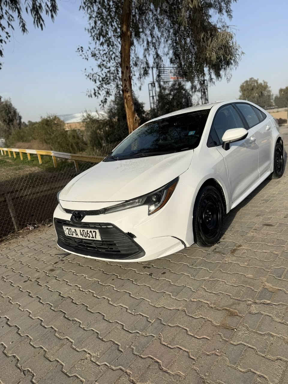 السلام عليكم
كورلا موديل 2024 
لون ابيضّ بيها قطعتين صبغ جاملغ وبنيد 
ماشيه 12 ميل بانزين فقط بيع أو مراوس 
السعر 153 وبيها مجال ديالى بعقوبه ***********
