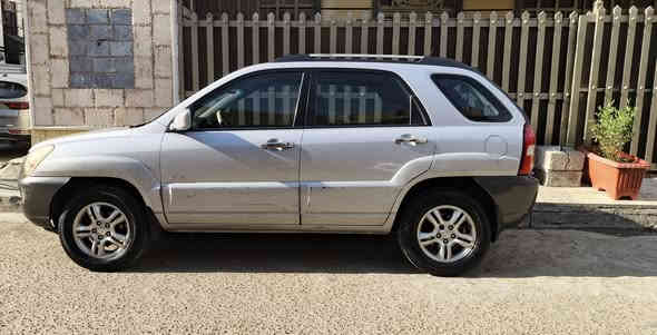 سلام عليكم
سبورتج موديل ٢٠٠٦ وارد امريكي مكينة ٦ سلندر ، المواصفات الموجودة بيها : سلايد روف، كروس ، مرآة الوسطية اوتودم، مري جانبية كهرباء وبيها تدفئة في حالة الامطار، تدفئة بالكشنات الامامية ، كشنات جلد، شاشة تاب. السيارة بحالة ممتازة وكاملة من كل النواحي. 
مكان السيارة : بغداد 
السعر. 10500$
للاستفسار الاتصال على الرقم ***********
