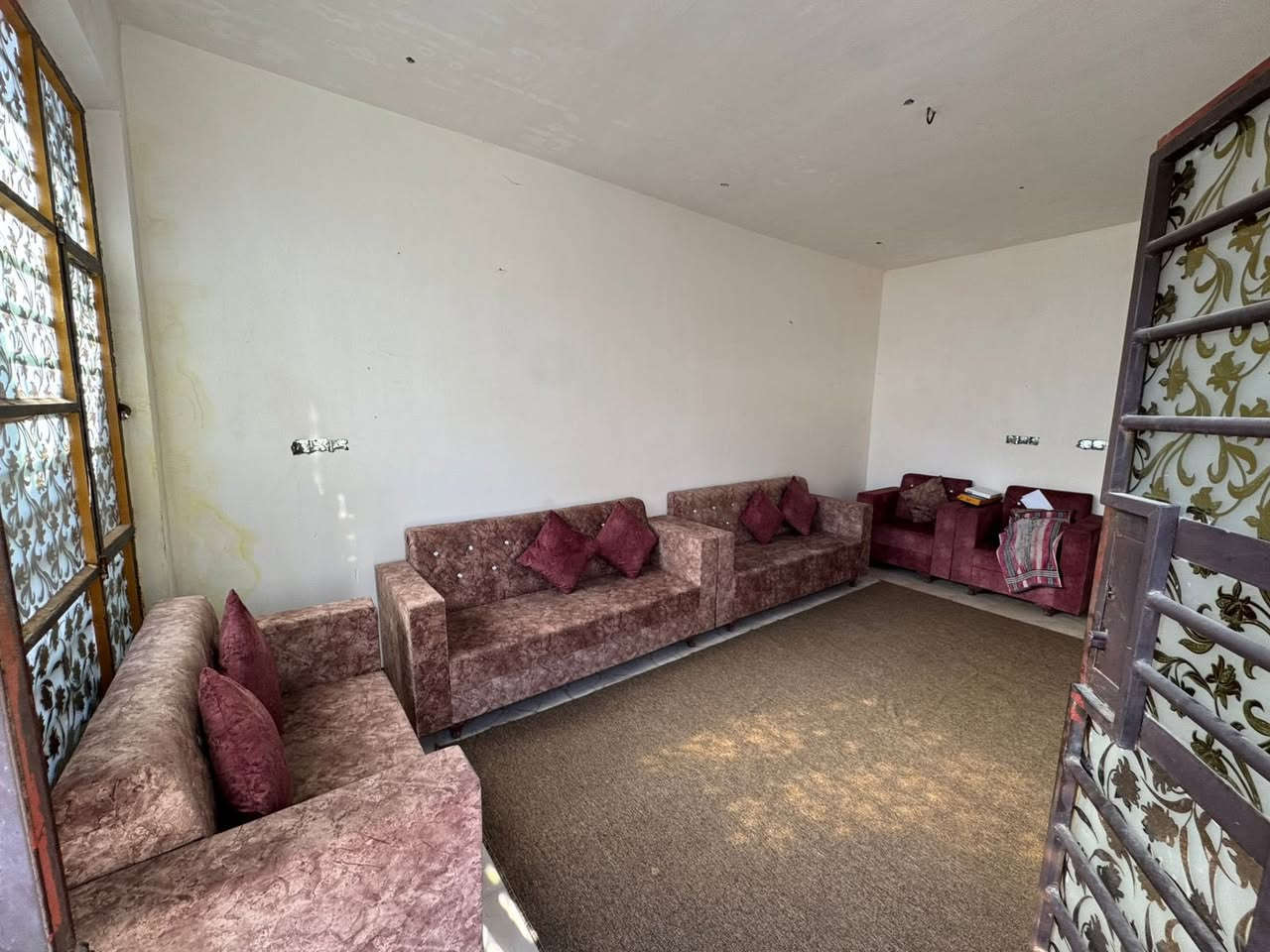 السلام عليكم بيت زراعي شارع الميلاج تعبر المولد بشويه 
المساحه ١٢٠متر بيت جاهز شغل مضبوط ان شاءالله 
الكاونتر والتخم من ضمن البيت نقص حشاكم النقص صبغ وكهرباء يرادلها ترتيب 
غرفه نوم+صاله+استقبل+مطبخ+مطبخ خارجي
للستفسار الاتصال على الرقم  ***********
كامل خدمات ماء مجاري كهرباء
