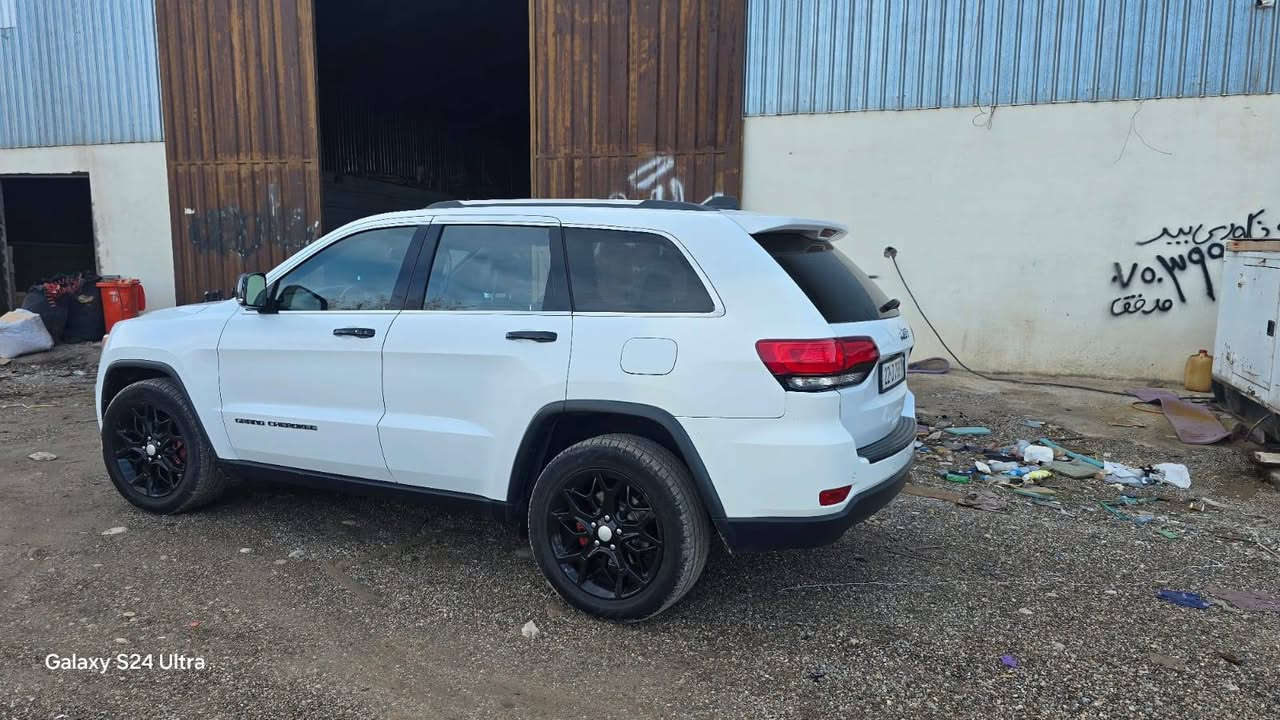 جێب کراندجیروکی 
مودیل 2020
دوو دەرکای سبوغە
جاملغی دواوەی تۆزێک ساردە کوتە
تۆزێک شانی کرتوە
پشتو پێشی کەپسە
دروست کراوی امریکایە
تایەی نوێە
سەنەوی 2028 بەسەردەجێ
ویل اس ئار تی
لەهەولێرە
رەقمی خاوەن سیارە
***********
بەناوکردن بەشەرت
سعری 239 وەرەقیە أربيل, العراق
