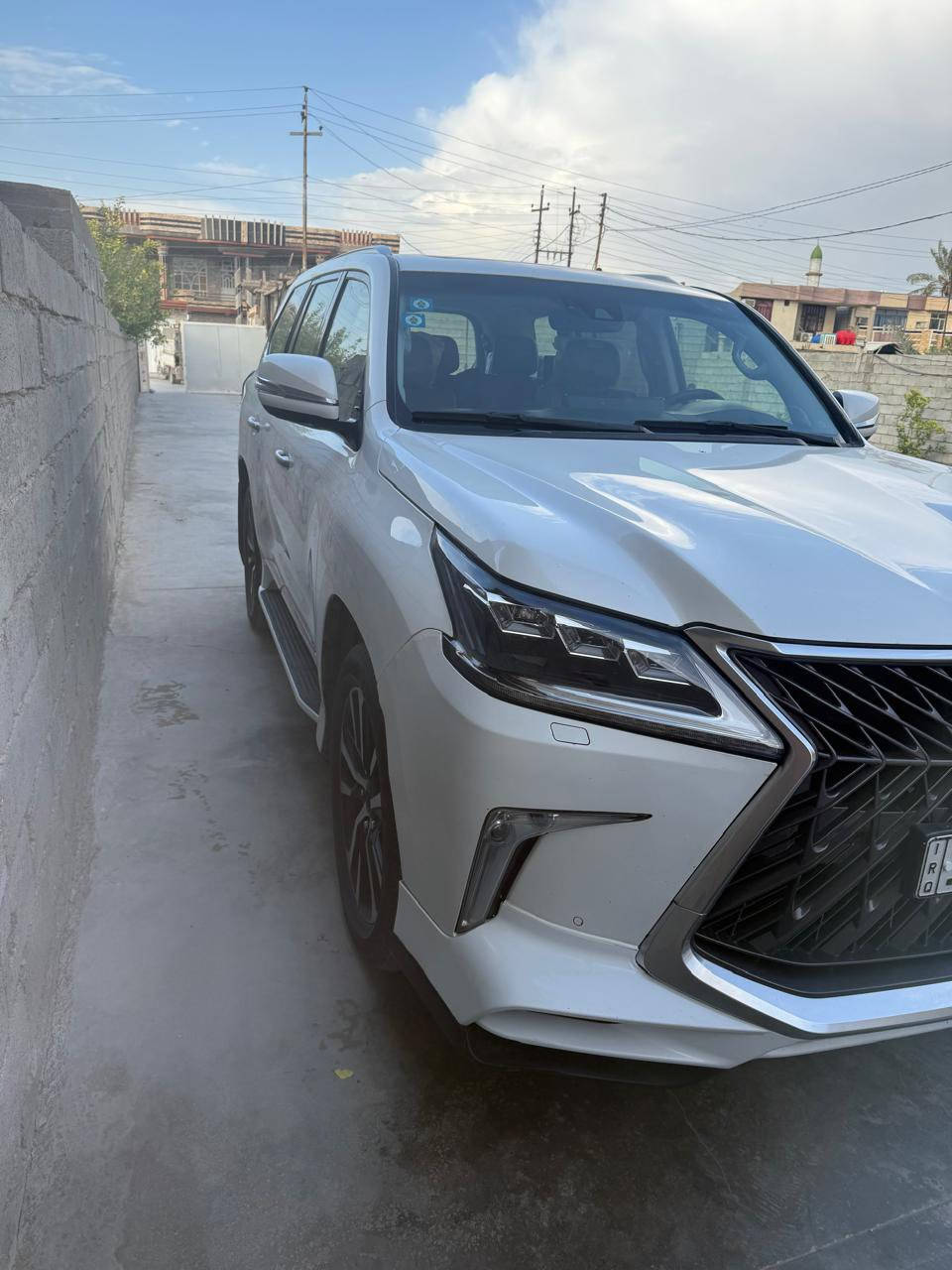 السلام عليكم
لكزس بريم 
2017
فقط نص جاملغ خلفي جهة السكن
داخل قرميدي 
السياره فول اعلى فئه بل فول 
ماشيه 172km
المكان بغداد تاجي
السعر 66الف دولار 
رقم الهاتف ***********
