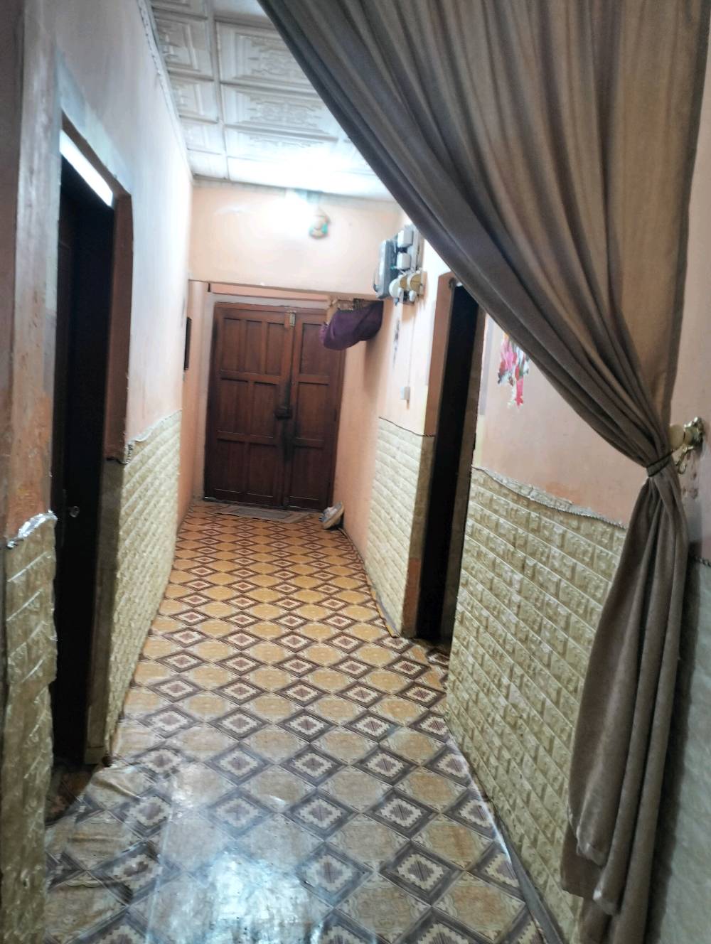 السلام عليكم 

منزل للبيع... مساحه 240م.. طابقين... الطابق الارضي بناء 86 مكون من ثلاث غرف منام + غرفه استقبال+ هول + مطبخ.. وحمام وتواليت

& الطابق الثاني بناء 2010 مكون من غرفتين منام وهول ومطبخ. وصحيات. 

مكان البيت الجنينه الشارع التجاري حي الانتصار... منطقه فيها الخدمات كافه ماء. مجاري. كهرباء.. ومدارس من الابتدائية لغايه الجامعة 

سعر المتر 2250 مليون و250 قابل للتفاوض