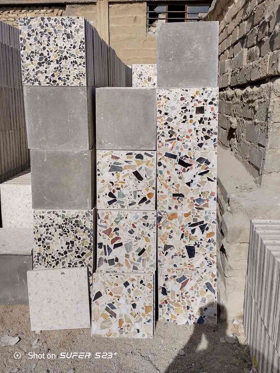 يوجد لدينا اجود انواع الكاشي من المرمر والموزائيك والجلي الجاهز والجلي الموقعي للتواصل على الصفحه او الاتصال او في واتس اب ***********
