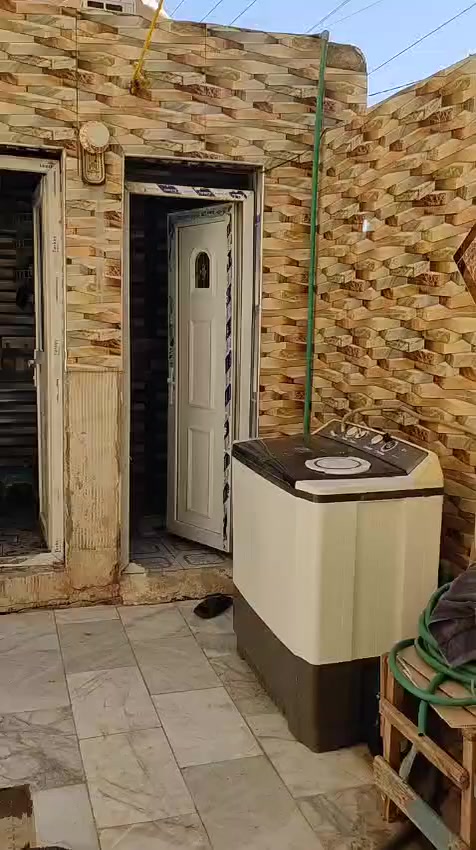 بيت 200مترعكاده  حي الشهداء قريب مدسة غزوات حنين السعر 156مليون اخذ 125مليون والباقي قصاط 500 الف بشهر. البيت هس مجر 450. الف  ***********
