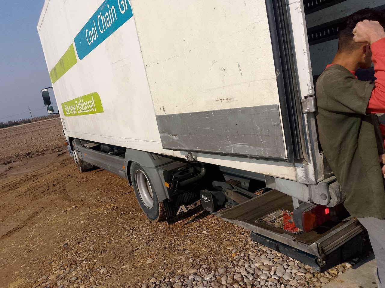 السلام عليكم السياره للبيع فول مواصفات 6بستم طول سبعه وربع رقم سليمانيه. غير متواجد على الفيس للستفسار اتصل على رقم ***********.  السعر 360.
