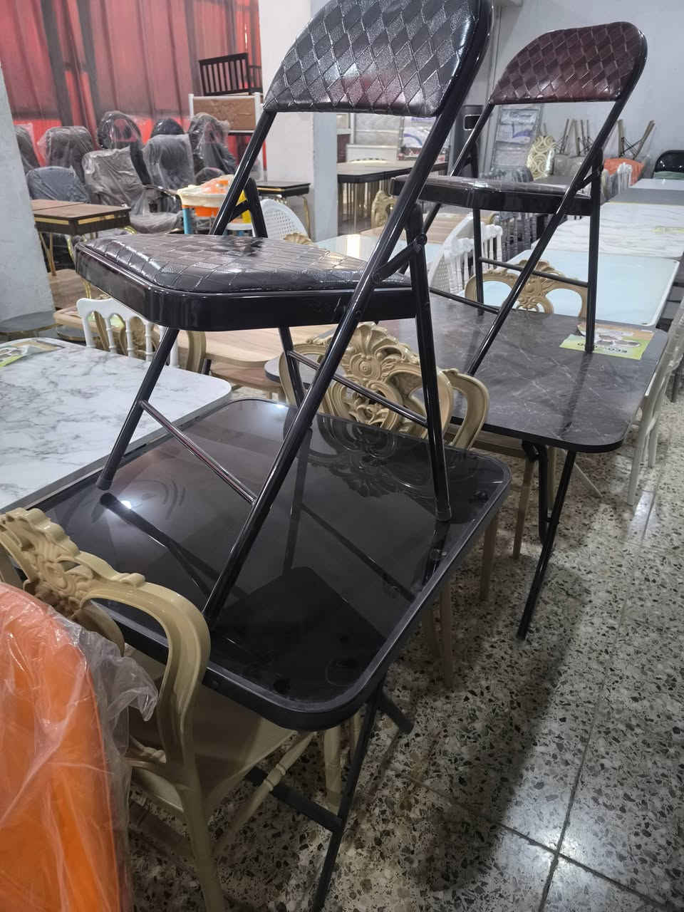 تحيه طيبه
ميز طعام 4 كرسي كرسي قديفه محبب 
تجدونه لدى شركه مشتاق العذاري و اولاده للوكلات والتجارية 
***********
