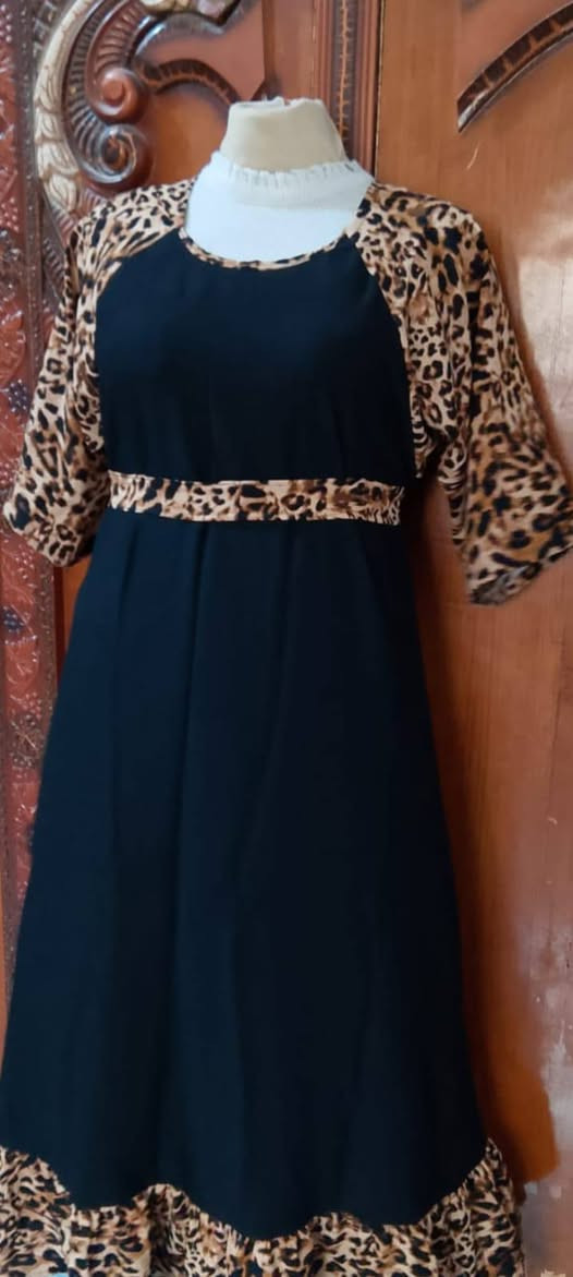 مساء الخير خياطه الزهور للنزلات. وجميع الملابس النسائيه ولاطفال   وتلبيس كراسي وتجهيز مطبخ كامل غسالات ثلاجه براد وقماش لاصلي اي نوعيه تردينه والقماش مشجر وساده التحب تحجز تدخلي خاص ادز مديلات وقماشات تخفيظات للعيد نزله عله 18هيه  والي 7قطع تجي ب27 وتوصيل. اما الملابس كل مديل وسعره قماش وخياط مني تجيكم جاهزه توصيل متوفر. للحجز ***********
