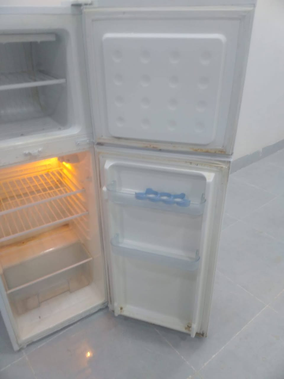 ثلاجه للبيع مكتبيه كلش نظيفه السعر ،٧٥الف بشرط تاخذها تجميد فول الاتصال ***********
