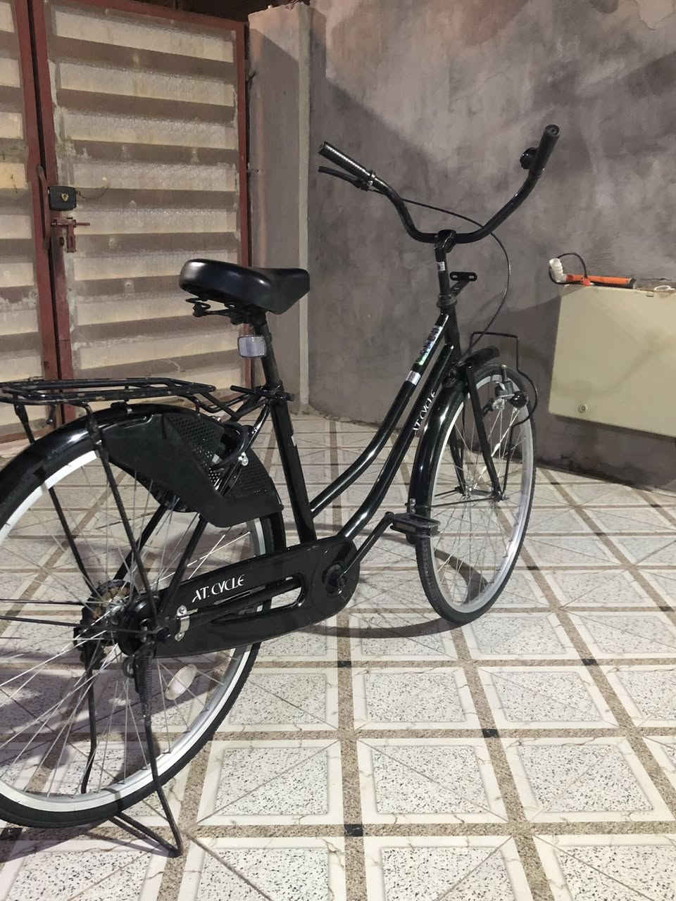 سلام عليكم بايسكل للبيع حجم 26 نظافته 95 جديد بلادي  الون اسود  السعر 120 وبي مجال للطيبين العنوان بغداد البعيثه الرقم ***********
