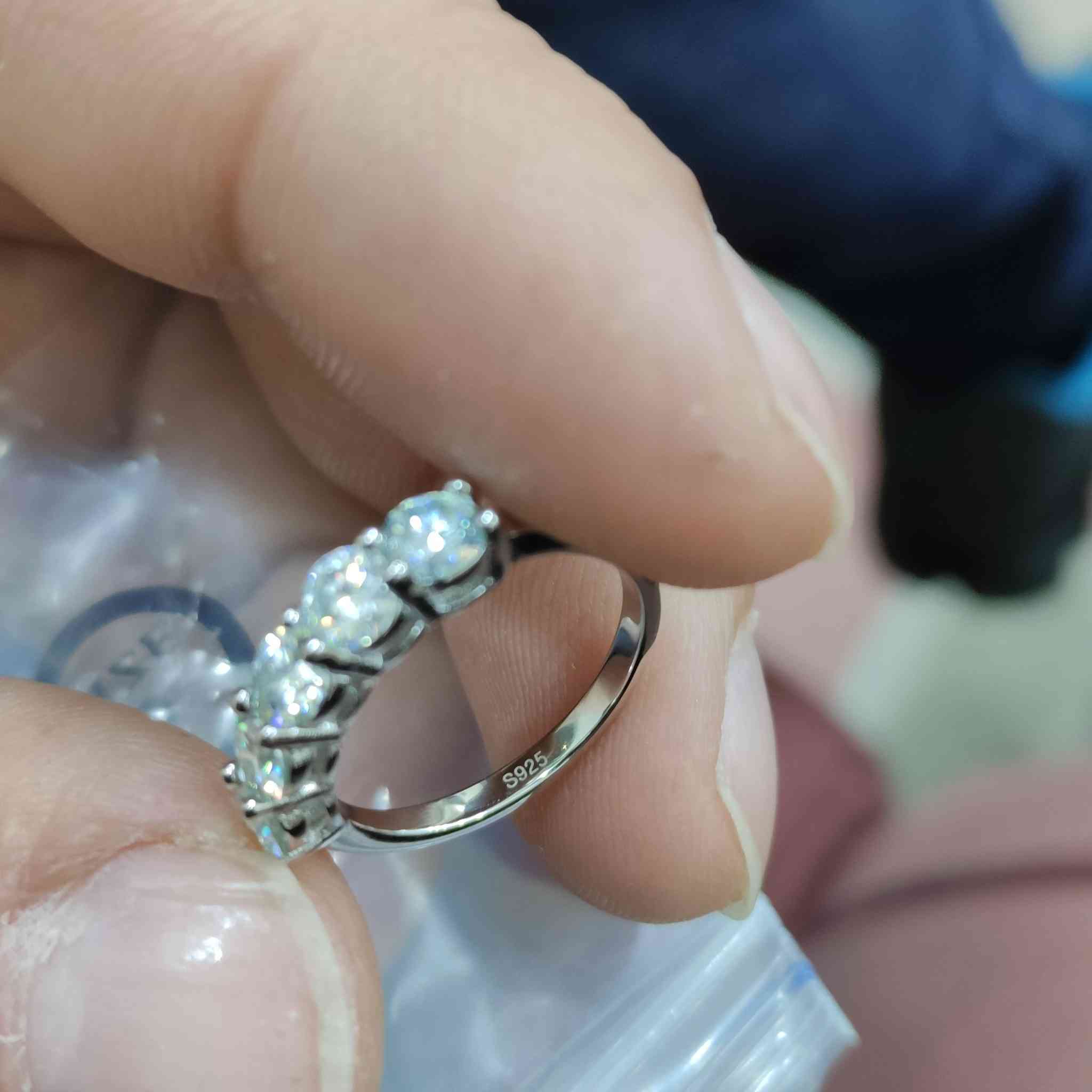 خاتم فضه حجر موزنايت 
S925 معه كارت


**إذا كنت صاحب هذا الإعلان وتريد حذفه لأي سبب، رجاءا أرسل رسالة إلى الدعم الفني**