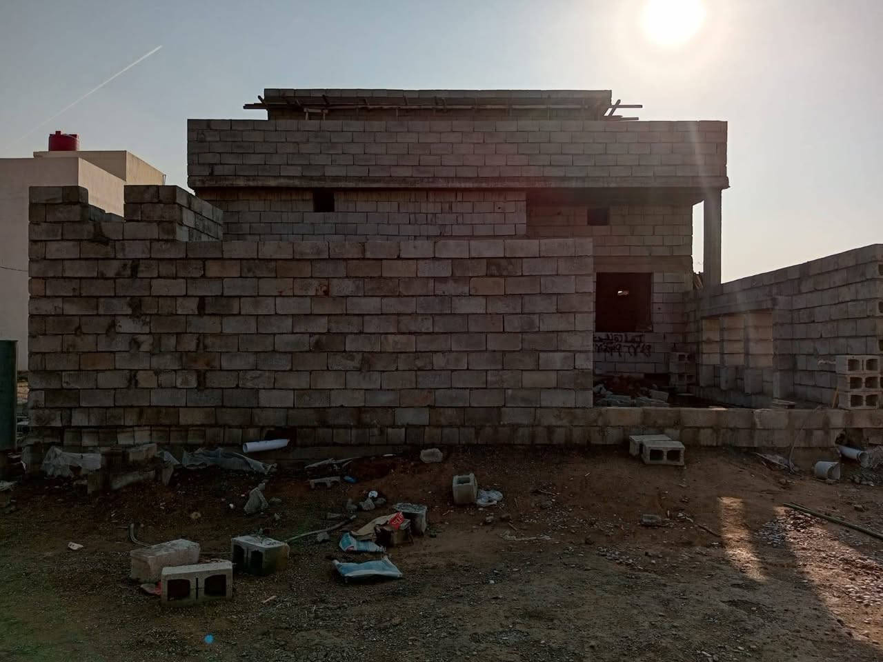 هيكل كامل للبيع 200 م واجهه 10 طابو صرف باسم شخص واحد 
يحتوي على غرفتين نوم واستقبال هول مطبخ صحيات داخليه وخارجيه درجه داخلي 
شبابيك وابوك خارجيه كامل زائد لبخ زائد ماء بيع مستعجل

السعر  الاتصال الموبايل صاحب الهيكل ( ***********)
صاحب المكتب،(***********)
