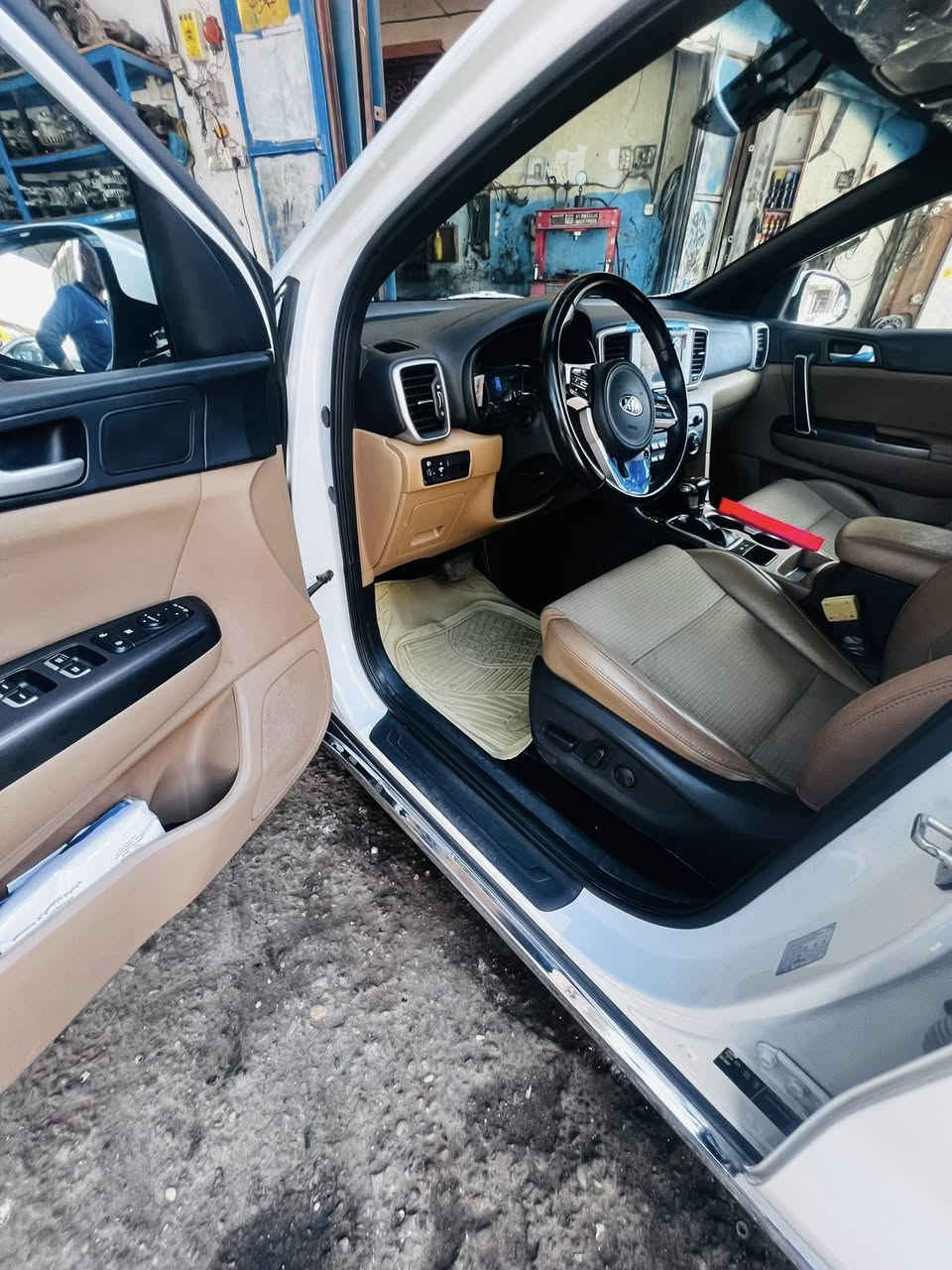 السلام عليكم كيا سبورتج 2020 للبيع او المراوس ببرادو لاندكروز خليجي رقم بغداد باسمي السيارة مكفولة من الصبغ والضربة شخط ما بيها بس بيها تبديل محرك جديد بلكارتونه وليس تجفيت.السيارة جديدة ماشية 55 الف سعرها 200 مكاني بغداد الرصافة ترهم مراوس ببرادو لو لاندكروز رقم الهاتف ***********
