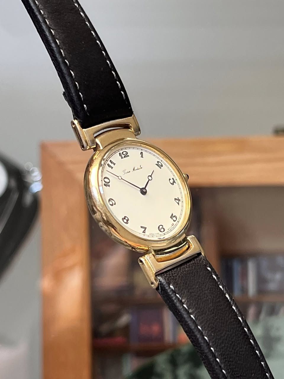 Time Module
• القطر: 32m
• السمك: 10m قشطة 
(تستخدم محركات يابانية دقيقة).
• المينا (Dial): لون أبيض ناصع مع أرقام عربية بتنسيق مميز وواضح.
• العقارب: تصميم كلاسيكي (Breguet style) يضفي لمسة فنية.
• الهيكل (Bezel): مطلي باللون الذهبي اللامع مع تاج (Crown) مرصع بفص أسود أنيق (Cabochon).
• المحرك: ياباني أصلي (Japan Movement) معروف بالدقة والاعتمادية.
• الحزام: جلد أسود طبيعي ذو ملمس فاخر مع مشبك ذهبي متناسق.
• الجزء الخلفي: ستانلس ستيل (Stainless Steel Back) للحماية من الحساسية والصدأ.
🔸السعر: 70,000 الف 
📞 للتواصل: عبر رسائل الصفحة أو على الرقم [***********]
