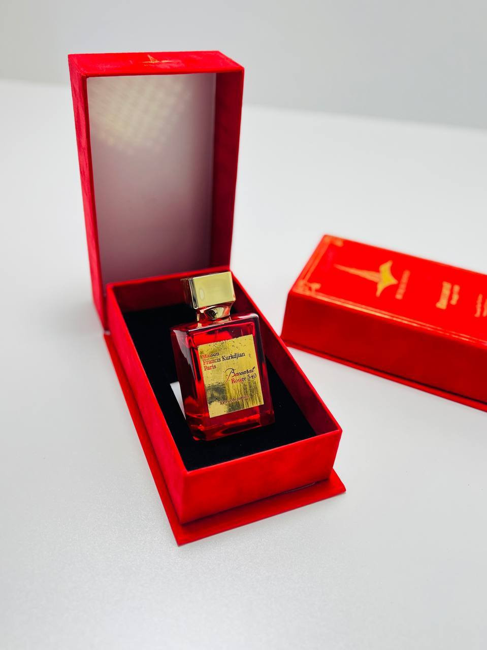 ✨ عطر باكارا روج 540 – Bury & Dunes ✨
💎 حجم 100 مل – Eau de Parfum 💎

عطررر الفخامة والرقي بكل معنى الكلمة 💃🕴
مستوحى من العطر الشهير Baccarat Rouge 540
ينطيچ تجربة ساحرة تجمع بين الغموض والجاذبية 🖤🔥
ثباته قوي وفوحانه يبقى وياچ لساعات ✨💨

🌸 نوتات العطر:
🔸 المقدمة: الزعفران – زهر البرتقال
🔸 القلب: الياسمين – خشب العنبر
🔸 القاعدة: خشب الأرز – المسك – ريزن الصنوبر

💼 يناسب كل الأوقات:
سواء سهرة، مناسبة خاصة، أو طلعة مميزة ✨
(عطر يونيكس 👩‍❤️‍👨 للجنسين)

🌟 المميزات:
✔️ تصميم أنيق بعلبة فاخرة
✔️ فوحان قوي وثبات يدوم
✔️ تركيبة متوازنة تبهر الحواس


**إذا كنت صاحب هذا الإعلان وتريد حذفه لأي سبب، رجاءا أرسل رسالة إلى الدعم الفني**