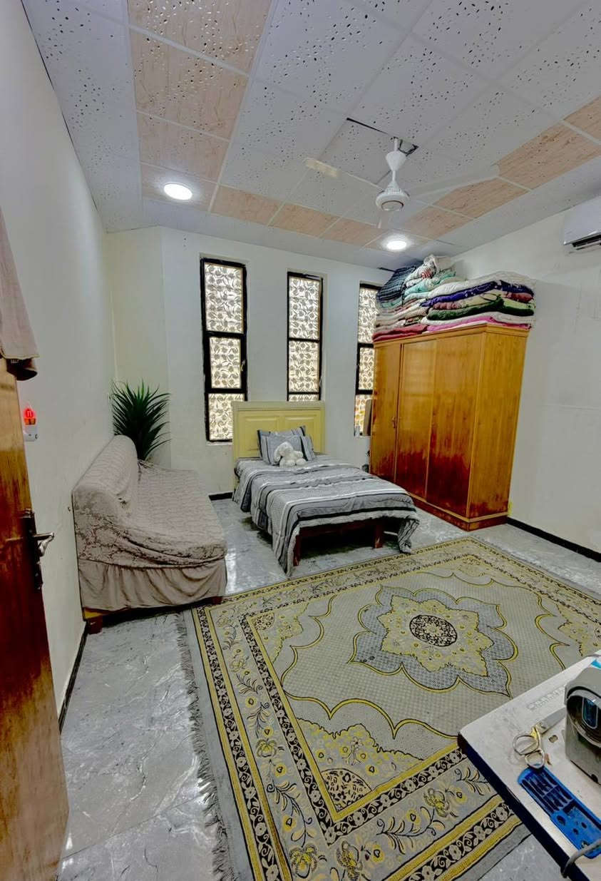 متوفر دار سكن القبله حي الرشيد مساحة 240متر ركن ثلاث طوابق  بناء  طابوق بالكامل الطابق الأول غرفه منام   صاله مطبخ حار بارد ديوانيه كراج صحيات 
الطابق الثاني 
3منام صاله مع صحيات 
الطابق الثالث 
غرفتين صاله مع صحيات 
السعر 275قابل للتفاوض 
للاستفسار مراجعة مكتب عقارات الرواد 
أو الاتصال على الرقم ***********
