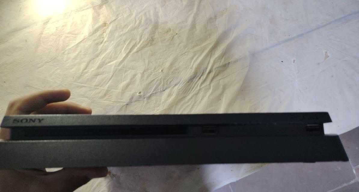 ما داخل تصليح نظيف واحد تيره Playstation 4 slim 
ثنين يدات وقاعده وثلاث اقراص
السعر ٣٧٠ 
للتوصل والستفسار هاذا معرف انستاقرام qasm_1n


**إذا كنت صاحب هذا الإعلان وتريد حذفه لأي سبب، رجاءا أرسل رسالة إلى الدعم الفني**