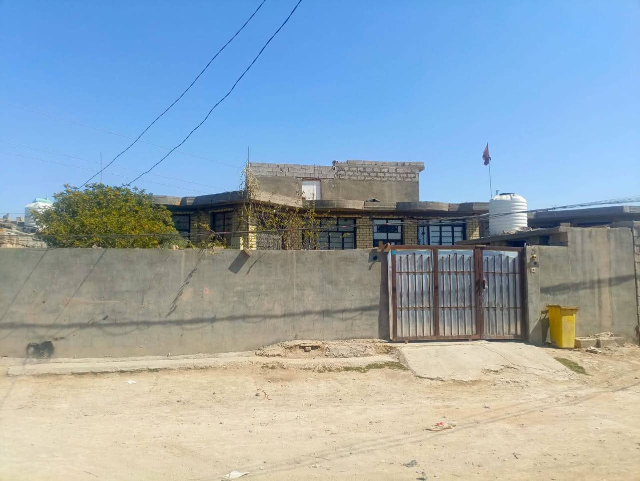 السلام عليكم
دار للبيع مساحته 300 /حي الشرطه/ شارع ابو ملاك (بدر الشرطي )بناء طابوك درجه اولئ بناء جديد   يتكون من  استقبال  -هول -مطبخ  -صاله -غرفتين صحيات داخليه وخارجيه +حديقه جبيره للأستفسار اتصل ع الرقم 
***********
***********
