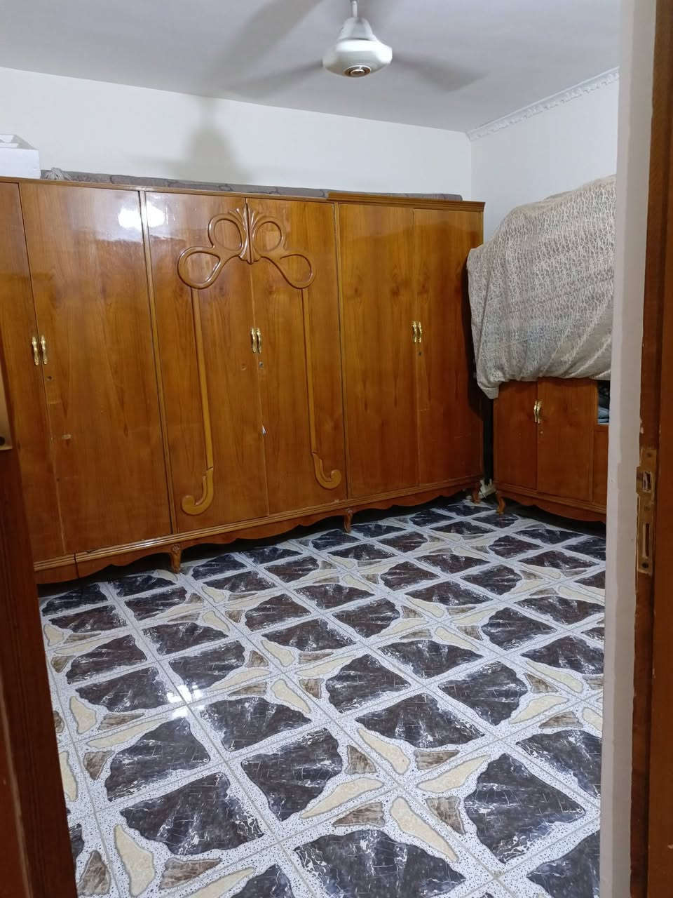 الدار للبيع المساحة 75متر مربعة يحتوي على 3غرف نوم واستقبال وحولي ومنور و3صحيات موقع الدار الشعلة شارع ابو الدهن للستفسار الاتصال على هاذ الرقم ‏‪0770 846 6067‬‏
