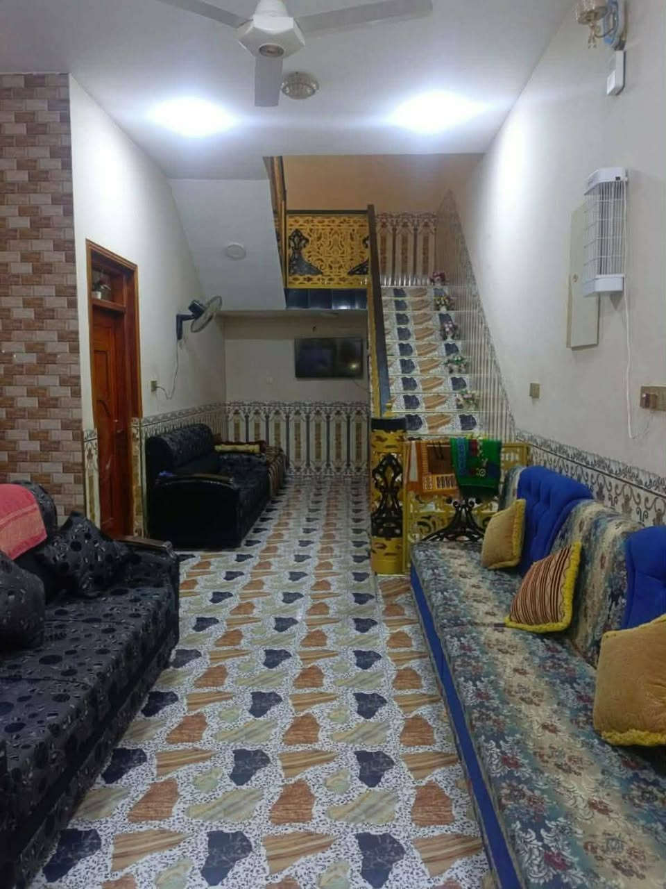 .. بيــع مستعجــل ..
السلام عليكم
من رخصت الادمن
⭕ دار سكن للبيع في الرمادي معه الاثاث 
الصوفية مقابل مطعم القصر الابيض
♻️ مساحة الدار 225 م 
♻️ ( الواجهة 15 × 15 النزال )
♻️ عرض الشارع 8 م تبليط جديد
جنس العقار طابو زراعي 
سند 25 فسفوري تحويل مباشر
نوع البناء بلوك مجوف ⚜️
يتكون من استقبال و صالة ومطبخ 
وغرفتين نوم وصحيات و كراج 
ومنور ومجموعة صحيات خارجية
السعر 125 مليون وقابل للتفاوض


**إذا كنت صاحب هذا الإعلان وتريد حذفه لأي سبب، رجاءا أرسل رسالة إلى الدعم الفني**