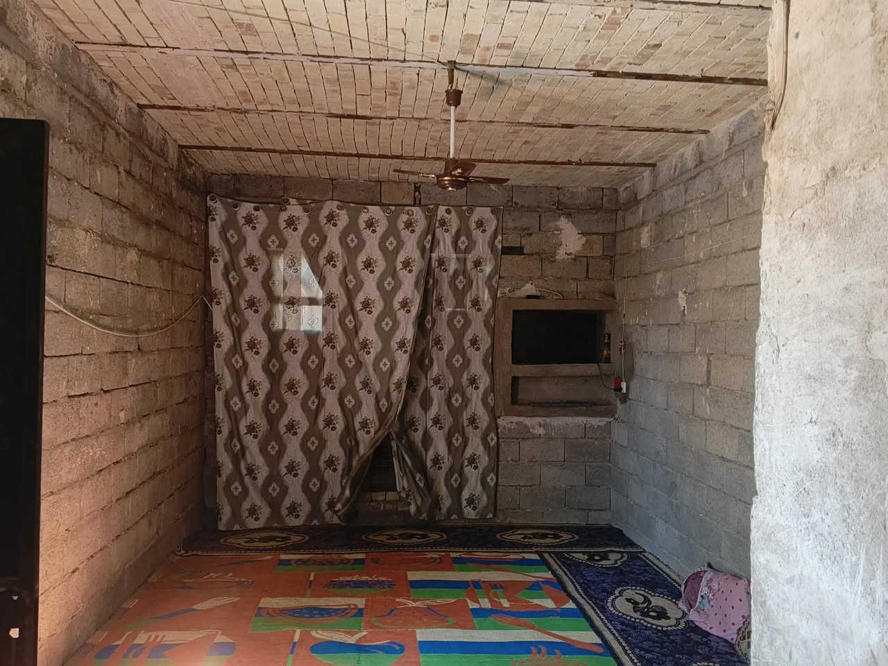 السلام عليكم بيت للبيع بل دوانم خلف اسواق الحسين المساحه ميتين متر البيت قير متكامل بيه صاله عكاده وقرفه ومطبخ سندويج و قرفه بدون سكف بناء مو قديم بتلو عالي شارع تبليط ***********

