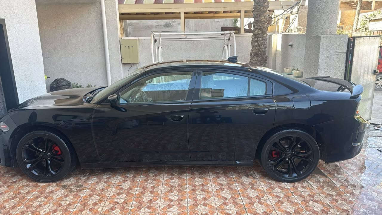 جارجر موديل 2016
حجم المحرك 3600
نظيفة جداً صور الحادث مرفقة 
بيهة صبغ 3 قطع السيارة ممتعوبة مال طيار يعني من المطار للبيت 
رقمهة الجديد بغداد مكانهة في الدورة 
السعر 164 بيهة مجال بسيط 
اني ناشر فقط الافضل تتصل ع صاحب السيارة
***********
