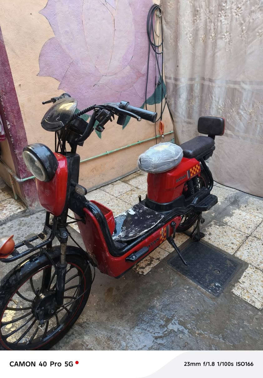 قيم به مايرضه الله دراجه شحن شركه الريان بيها 3سرعه والسرعه مالته 60عدد البطاريات5 وياها ٢ سويجات بصمه مابيها  فقط تطلع حرف M بل شاشه وماتمشي ماعرف شنو مشكلتها قيم بل يرضه الله وبل عافيه رقمي *********** مكان نجف
