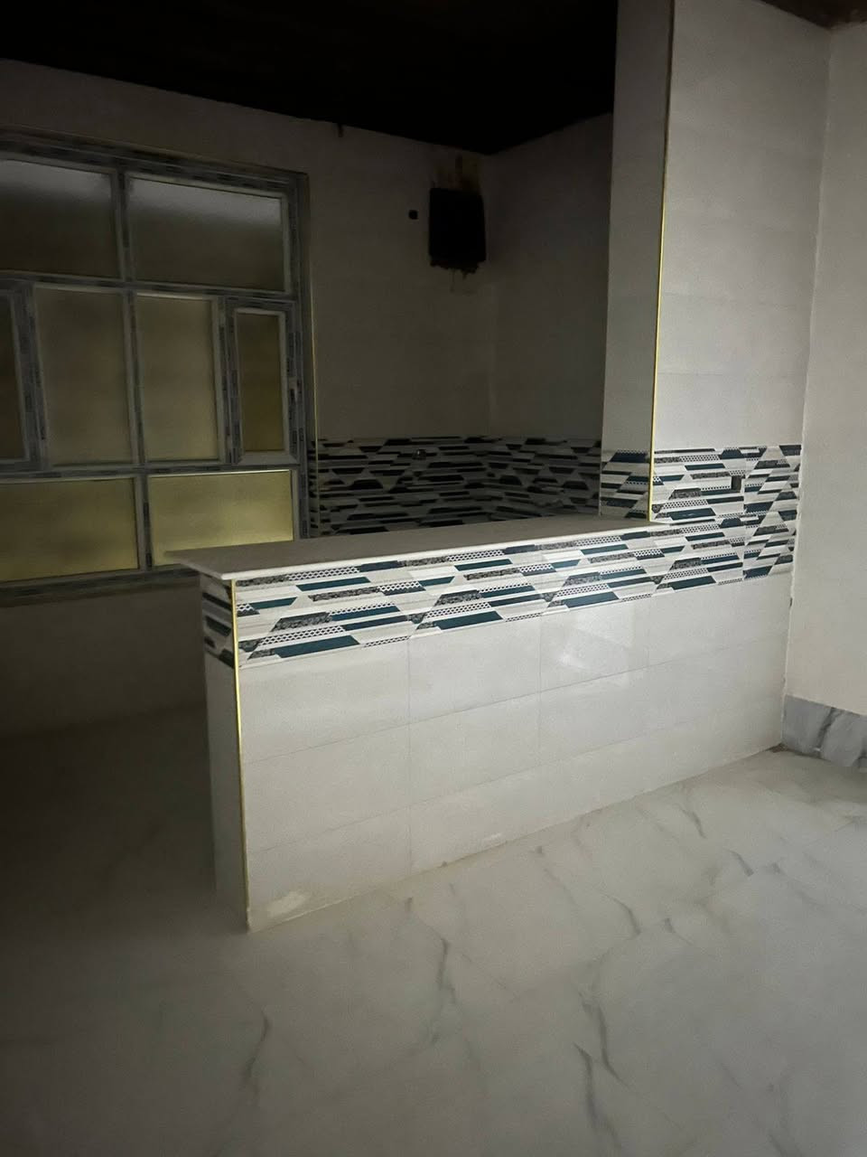 السلام عليكم بيت للبيع المساحه 300متر البيت طابقين   البيت عالي عن الشارع واجهيته 23 نزال 13 البيت سند 25 زراعي  متكون  من الطابق الاول غرفتين وهول وصاله ومطبخ حار وبارد  وكلدور صغير مالت الدرج ومجمع صحيات  
والطابق الثاني اربع غرف ومجمع صحيات ومطبخ حار وبارد وكلدور  والبيت بي حديقه جبيره البيت موقعه شارع 60 خلف مدينه حمرابي السياحية (المراشدة) المكان كلش حلو بنص المركز للأ تصال *********** السعر 400 مليون وبي مجال
