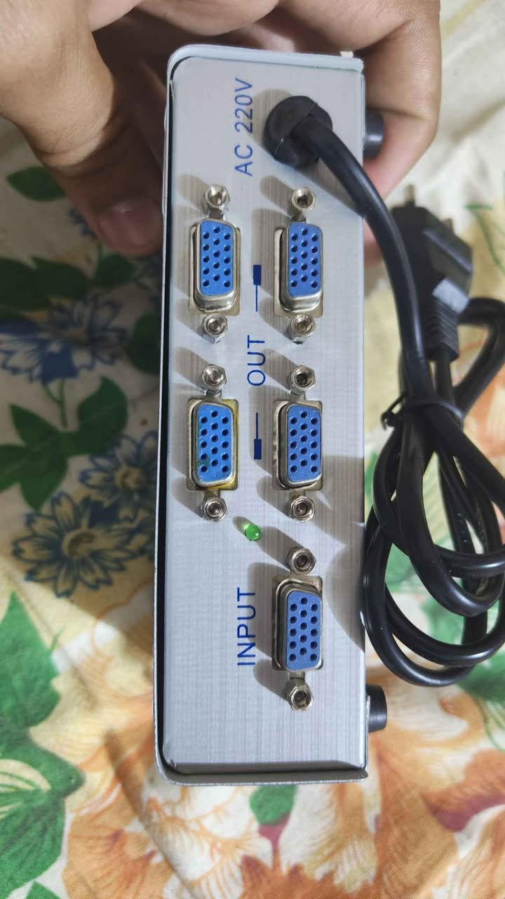 موزع إشارة VGA (VGA Splitter) من العلامة التجارية ART.الوظيفة: يسمح بتوصيل جهاز كمبيوتر واحد (مصدر VGA) بعدة شاشات أو أجهزة عرض (Monitors) في نفس الوقت.المميزات الفنية:يدعم عرض فيديو عالي الدقة (High Resolution).يحتوي على مضخم إشارة داخلي لزيادة مسافة النقل.مصنوع من هيكل معدني للحماية من التداخل الخارجي.الاستخدامات الشائعة: يستخدم بشكل متكرر في أنظمة مراقبة الكاميرات (DVR) لعرض الكاميرات على عدة شاشات، أو في العروض التقديمية.
السعر 10 الف متوفر توصيل البصرة, العراق


**إذا كنت صاحب هذا الإعلان وتريد حذفه لأي سبب، رجاءا أرسل رسالة إلى الدعم الفني**