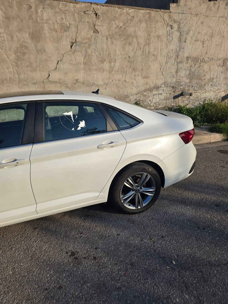للبيع جيتا se موديل ٢٠٢٤ لون ابيض وارد أمريكي ماشية ٥٢ الف قابل للزيادة 
موصفات 
١ _سقف بنوراما كهربائي 
٢ - مقاعد جلد هيتر 
٣ - مقعد السائق كهربائي 
٤ - تحكمات سترين 
٥ - مكيف مناخين 
٦ - شاشة كبيرة 
٧ - محرك 1500 تيربو 
٨ - ويل كب حجم 16 
٩ - لايت زينون اصلي 
١٠ - مرايا أوتو دم
وباقي الموصفات معروفه لل se 
#الضرر  
موضح بالصورة اربك سترين مرجع سستم 
السيارة بدون اي تعديل أو صبغ او بارد شرط السونار  
السيارة رقم دهوك جديد 
للإستفسار 
***********
موصل / الجانب الايسر 
#ملاحظة 
السيارة للبيع او المراوس بسورنتو حديث  وحسب الاتفاق
