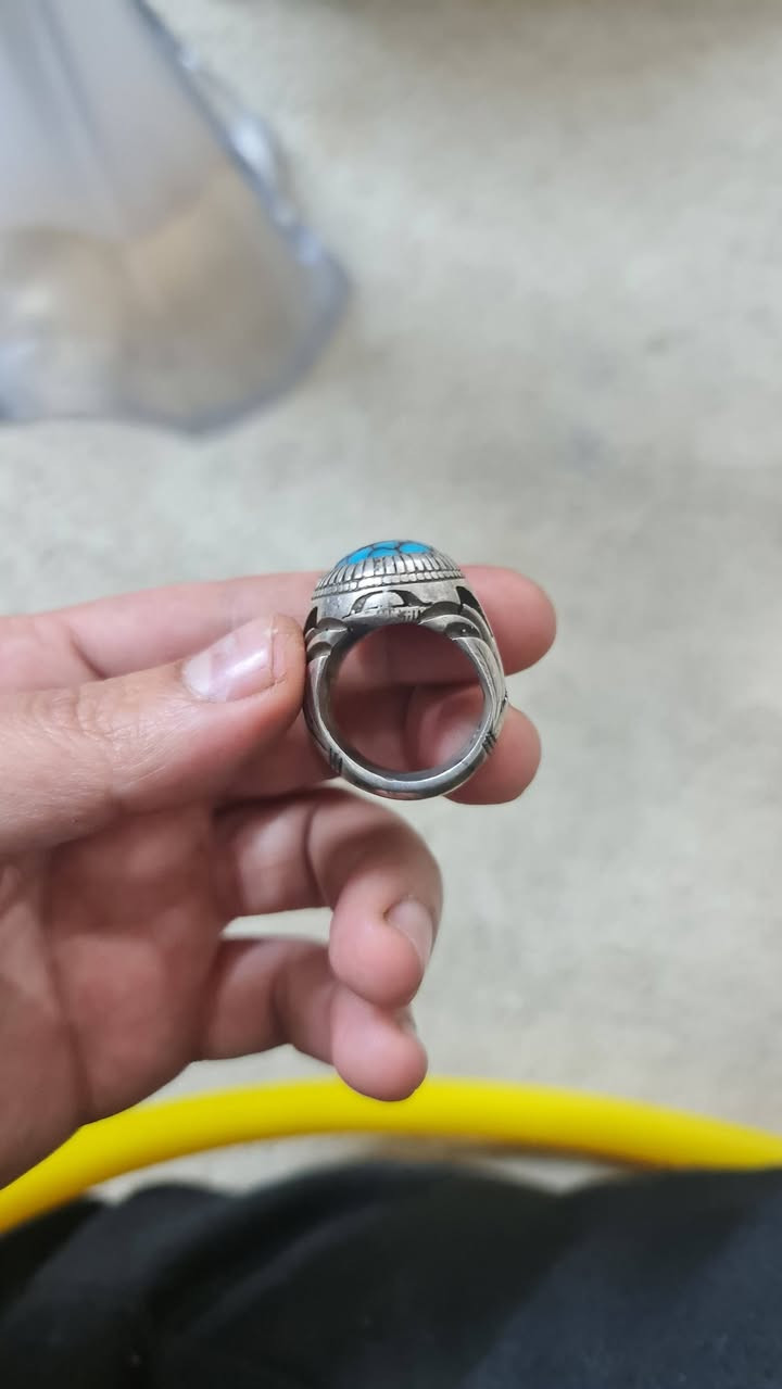 للبيع خاتم فيروزي سينائي اصلي حجم ثقيل ٢٠٠ الف
يوجد توصيل 
*********** واتس

