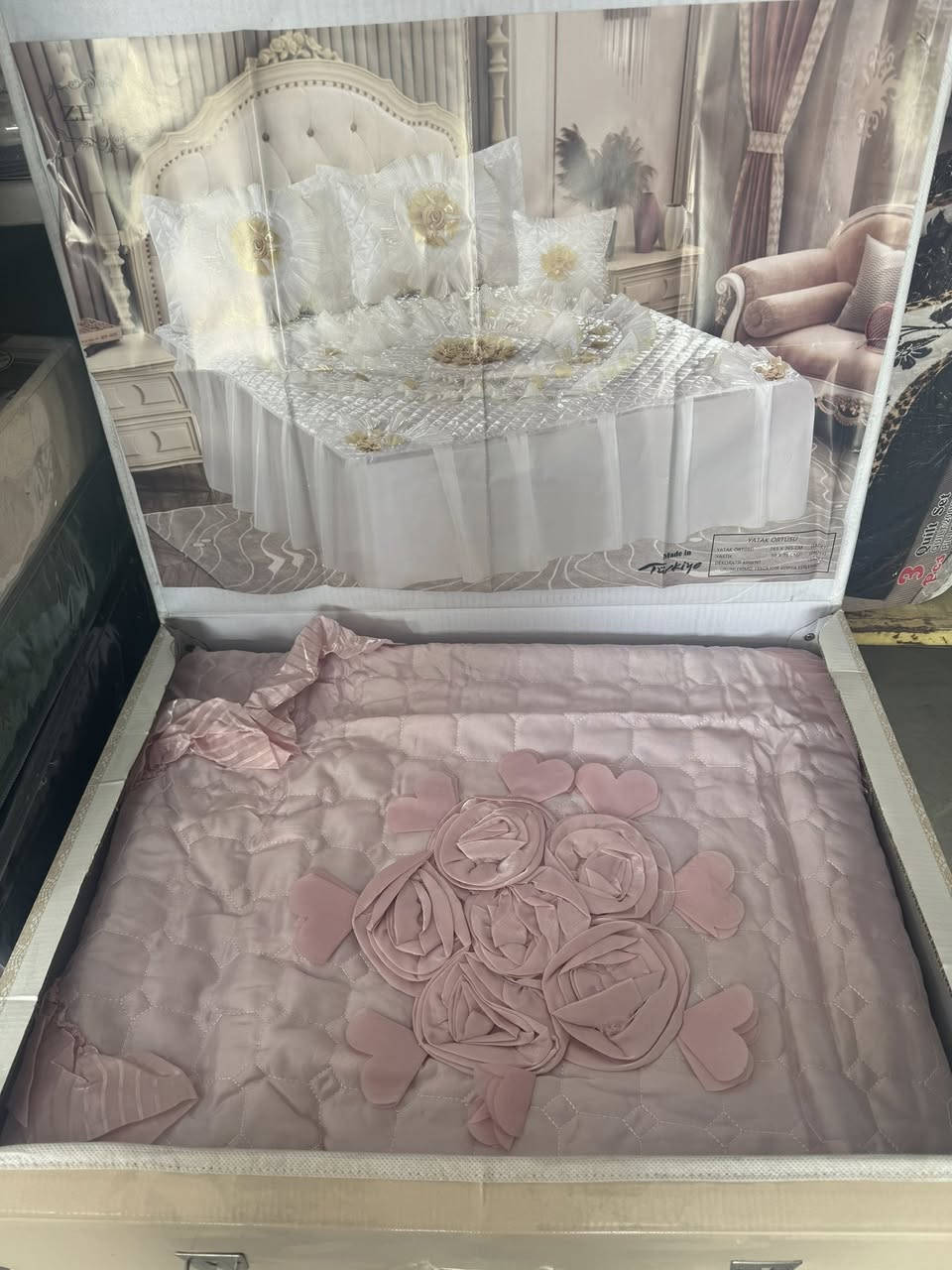 عرض جديد فرشة بوكس 35 الف
فرشة عرس تتكون من 4  قطع داخل علبة بوكس شكل انيق ومميز تتكون من فرشة مع 2 وجه مخده مع 1 وجه كوشه

متوفر خدمة توصيل بغداد وجميع محافظات العراق
للتواصل معنا والحجز عن طريق ارسال رسالة الى الصفحة او واتساب او الاتصال على الرقم التالي:
📱 *********** 
او زيارة موقعنا الكائن 
📌 بغداد - ديالى جلولاء قرب سوق الجمعة
