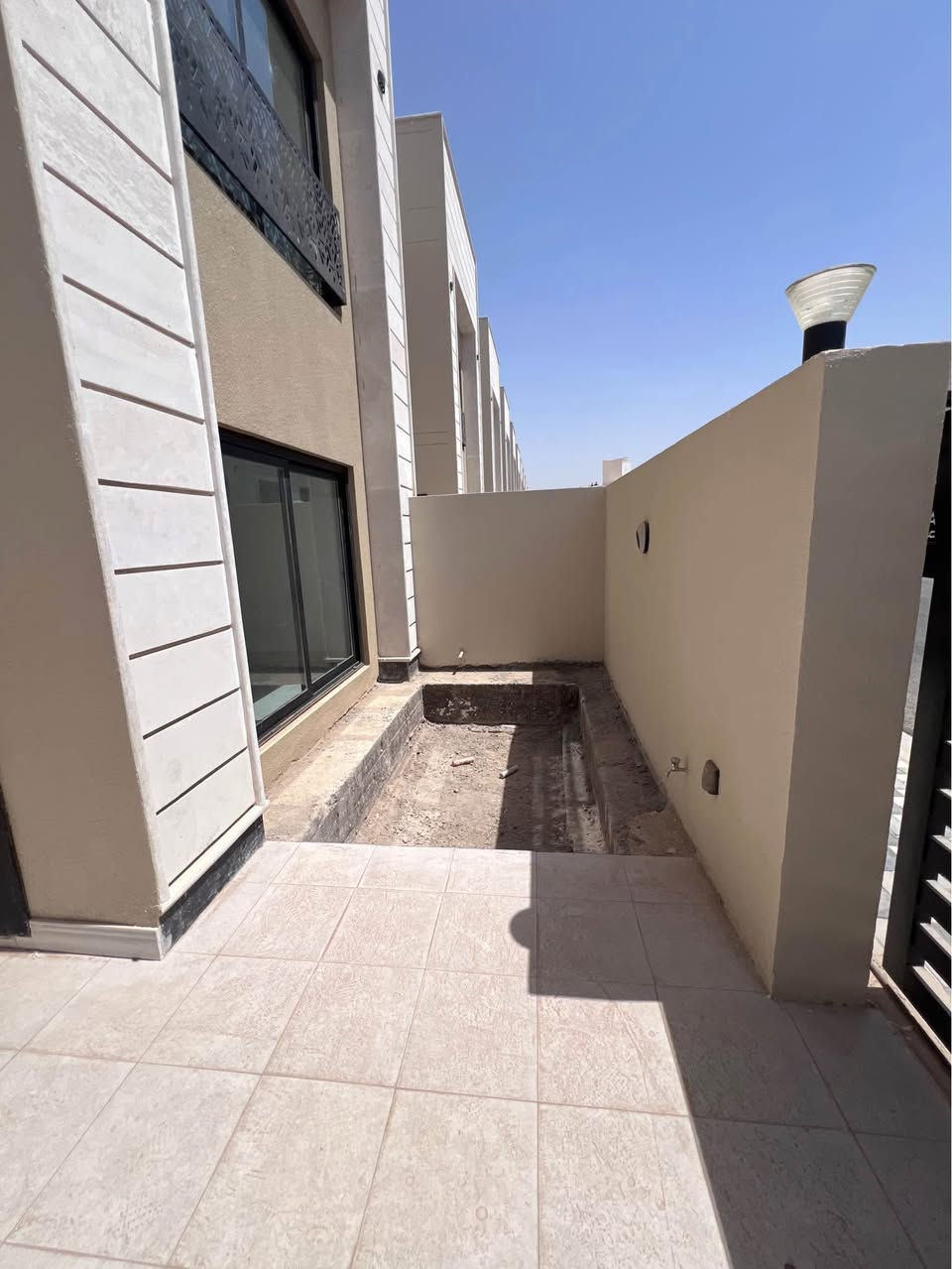 دار للبيع في مجمع قرية الكاظمية السكني ( طابو الكاظمية سند ) المساحة ١٥٠ م يحتوي على ثلاث غرف  نوم وصالة وهول ومطبخ وكراج وحديقة مع امكانية اضافة غرفة رابعة في الطابق الاول . جاهز للسكن  يقع في منطقة الكاظمية شارع الطي / ٨٠٠ م عن المحيط - ٥ دقائق عن مرقد الامام الكاظم (عليه السلام).
السعر المطلوب 470 مليون
للاستفسار 
*********** بغداد, العراق
