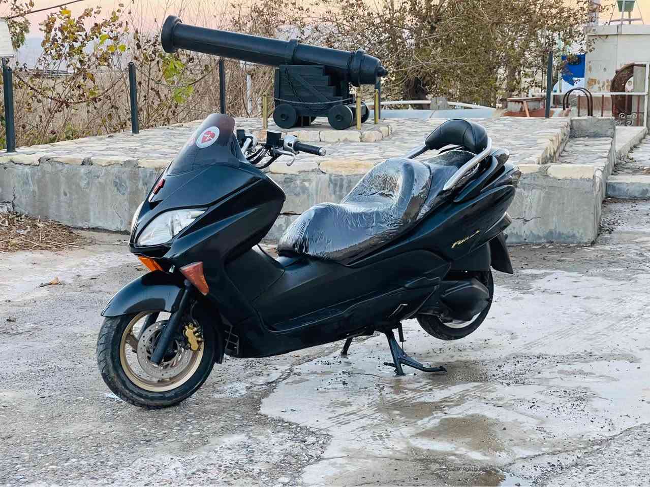 ماتۆڕسکیلی هۆندا، نموونە لە جوانی و پاکی،

*جور**هوندا [ (09)forza250]

 مواسەفاتی:
*60هه زار روشتوه 
*7گيره
*سيموده *ته رح *توماتيك*سپورت 
*مه كينه ي كه بس 

*حاڵەت:** زۆر پاک و بێ کێشە، لە وێنەکاندا دیارە کە چەندە خاوێنە

    *  گزۆزی سپۆرت (دەنگی خۆش و شکڵێکی جوان).

    *   جامێکی پێشەوەی ڕەش بۆ پاراستن لە هەوا

*ناو گيجي و دازغوليو كاره بايو يه ك گلوبي نه قس نيه به شه رته به سمه و دارو به ردي به شه رت

   *بەکارهێنان:** زۆر گونجاوە بۆ ناو شار و بۆ ڕێگای دووریش، چونکە دانیشتنەکەی زۆر موریحە.

**تێبینی: ماتۆڕەکە زۆر کەم مەسرەف و بێ عەیبە. هەموو گیانی بە شەرت.

**نرخ:** [$800  ] و کەمێک مەعامەلەی تێدایە.
شوين ...كويه

**بۆ زانیاری زیاتر و بینینی ماتۆڕەکە، پەیوەندی بکەن بەم ژمارەیەوە:
[[***********]]فايبه ر له سه ره كويسينجاك, أربيل
