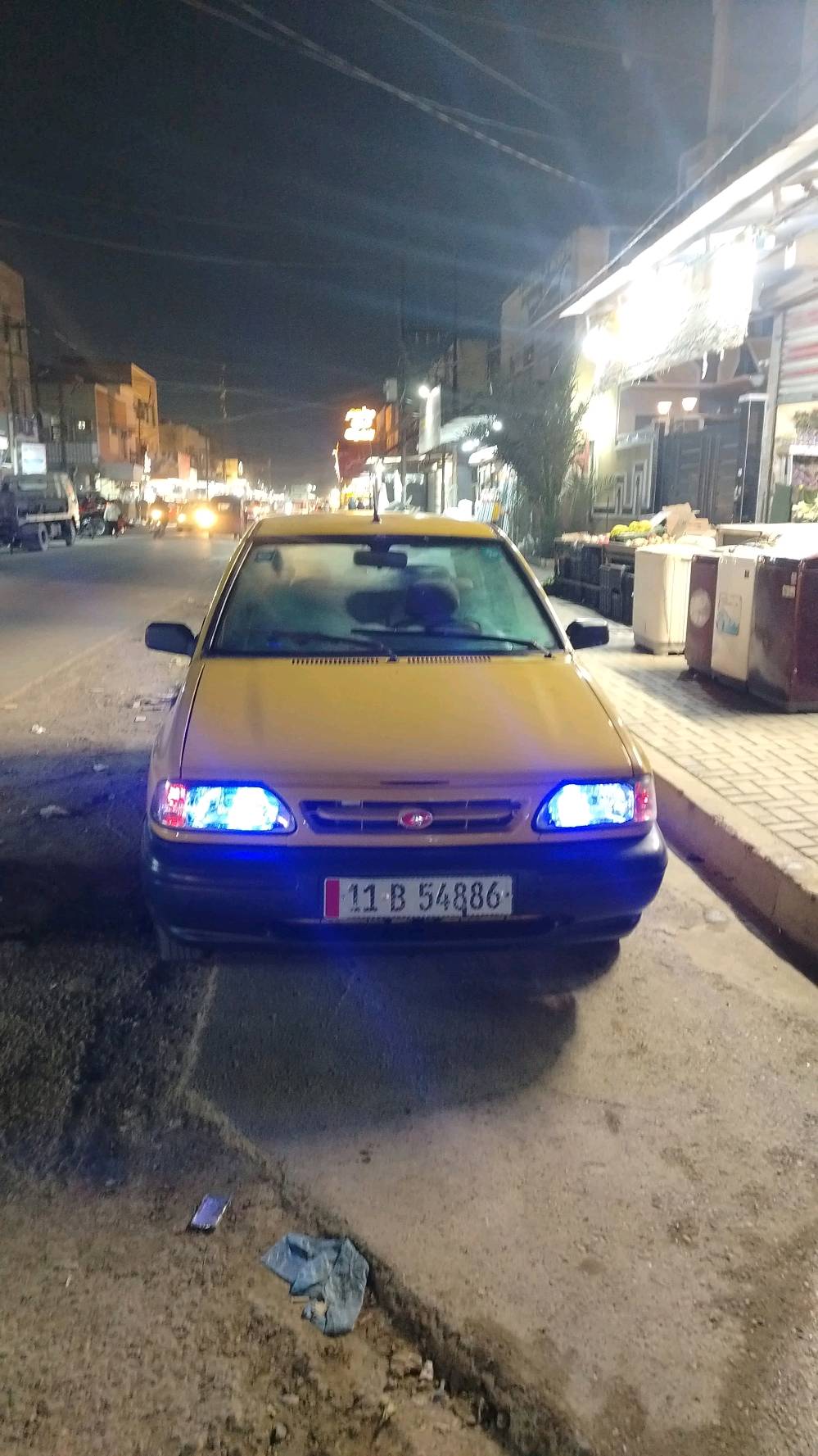 السيارة معروضة للبيع. حالتها جيدة ومصبوغة بلون أصفر. تتضمن تفاصيلها الداخلية الحفاظ على المقاعد بحالة نظيفة كما هو ظاهر بالصور. الأضوية الأمامية والخلفية في حالة ممتازة. السيارة مناسبة للاستخدام اليومي وقيادتها مريحة.