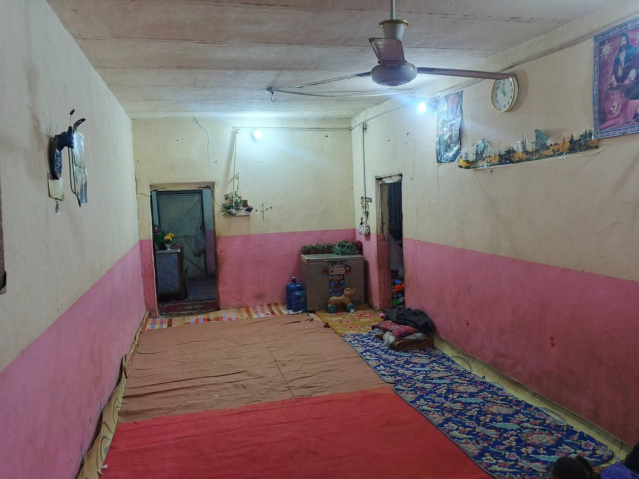 السلام عليكم بيت للبيع بالجاسميه المساحه 175 طابز راعي 25 شارع صب خدمات مايو كهرباء ومجاري غرفه وصاله واستقبال ومطبخ وصحيات خارجيه***********
