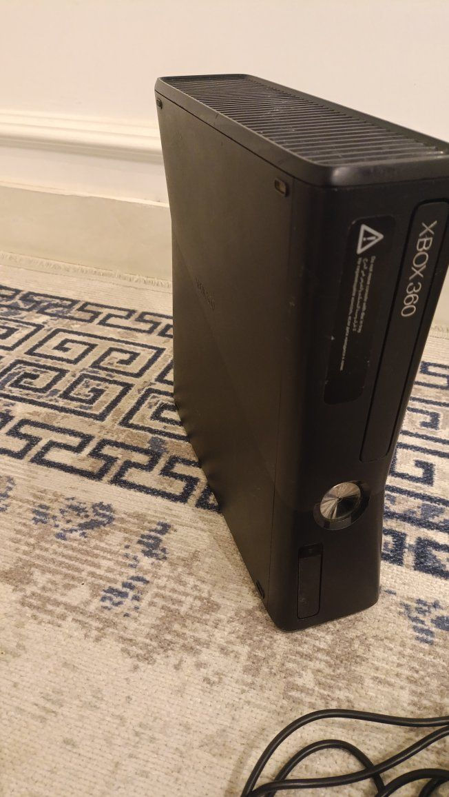 السلام عليكم xbox 360 للبيع نضيف كلش وياه يدتين واير مال بالة للبيع  قرب مجسر الرازي ب 90 الف ***********
