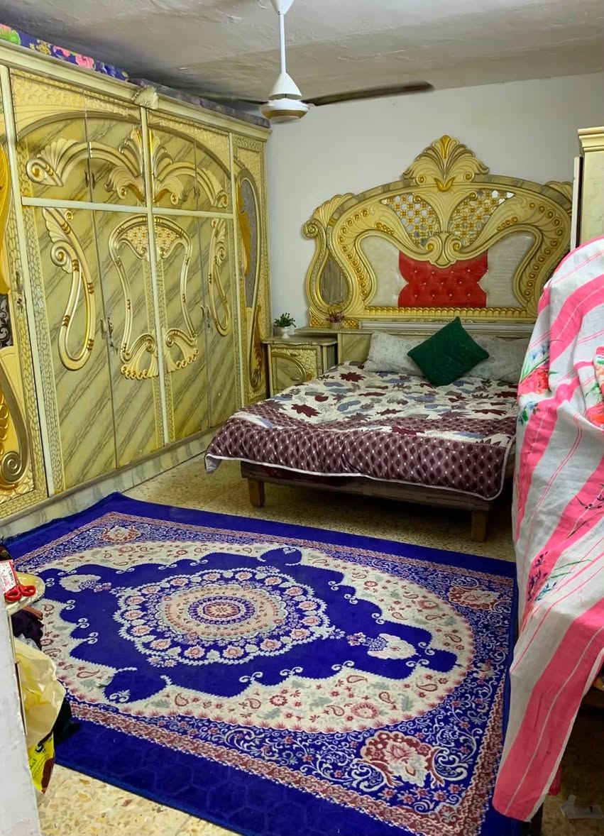 بيت للبيع طابقين المساحة 100 موقع تجاري على شارع عام رئيسي شارع عيادة الشماعية والبيت يحتوي على محل مساحة كبيرة 
يتكون من ⬇️ 
✅ الطابق الأرضي يحتوي على محل وحمام ومطبخ وصاله وغرفه 5x4 ✅والطابق الثاني يحتوي على صاله وغرفه كبيرة وسطح 🛑للتنبيه البيت على الشارع العام وليس داخل الفرع 
السعر : 35 مليون 
للاستفسار : ***********
