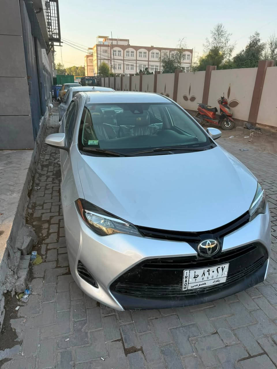 السلام عليكم كورلا 2018 Le 
 رقم بغداد 
الون سلفر
 حادثه موضح ب الصور ٣ قطع خلفي بدون ارباك بدون شاصي بدون حوض بدون اي داخل وهنا ب العراق جاملغ امامي جه السايق مصبوغ بمكانه ما مفتوح 
بجم كبس ماصدات بلادي رادار حجر موجود 
ماشيه ١٢١ ميل 
السياره جاهزه حداديه وكير وتبريد مكفول ومدوشمه عام 
مكان السياره بابل شارع ٦٠ 
السعر 126$ 
***********
