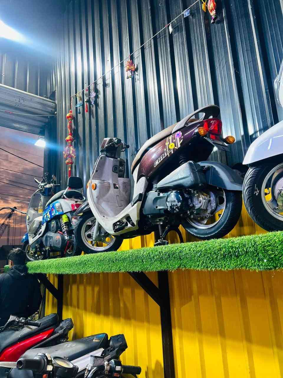 سلام عليكم دراجه فله للبيع 2014جكمجه الي مرغوب بل سوك دراجه ما صار هواي من نازله من رمبه دراجه بعده بحالت الوكاله مكينه كفاله عامه وكفرات هم كفاله عام دراجه خير من الله مكاني بغداد مدينه الصدر السعر 1200 
الرقم ***********
