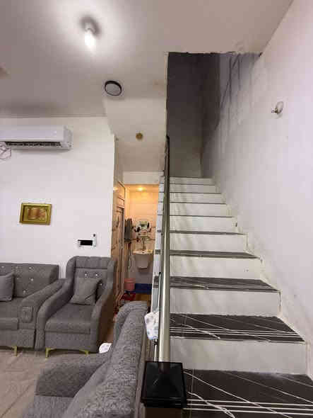 السلام عليكم 
بيت في حي النور مقابل حي بغداد مَہטּ اجمل المقاطعات في البصره

مساحه 100متر مربع واجه10م ونزال10م
قريب على شارع 30م
سنه البناء 2025
بناء طابوك بالكامل 
محتوياته: غرفه وصاله ومطبخ وستقبال ومجموعه صحيات 
السعر المطلوب: 155 مليون 
هـ***********
