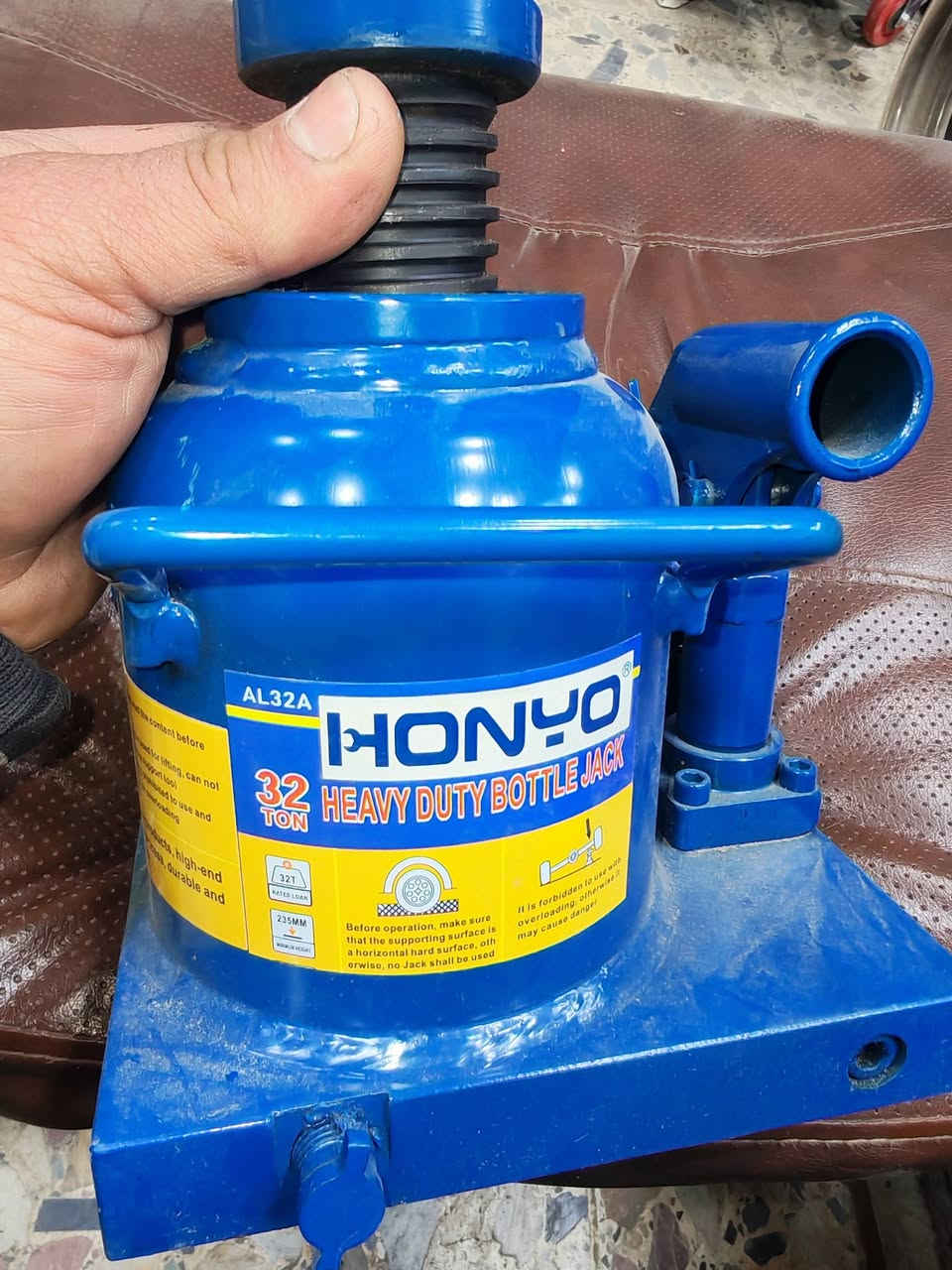 جك يدوي. اصلي   من شركة هونيو   الجك ماركه. اصليه يخص الباصات  والمنشآت  وجميع الظارات الناصيه  الحموله 32  طن  الى  35 طن.  جك يتميز بموصفات  علية الجوده   مع ضمان حقيقي. 5  اشهر   العنوان باب الشيخ خلف كراج النهضه ***********. يوجد توصيل  لجميع المحافظات.
