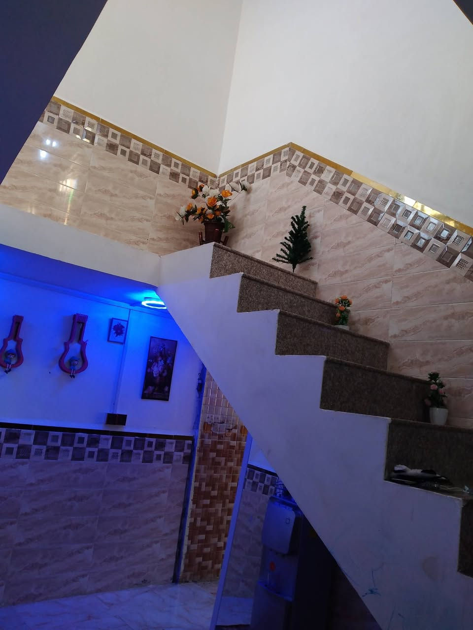 بيت طابو صرف مساحه 130م طابقين اساس كونكريت سقف عكاده يحتوي الطابق الاول من غرفة وصاله واستقبال ومطبخ وطرمه والثاني غرفه وصاله مكانه حي الزهراء خلف المعهد التقني مباشر المنطقه مجاري ومياه امطار مربوطه وقيد أنشاءالتبليط  مطلوب اسكان شي قليل السعر مع الطلب 90 قفل للاستفسار عل رقم ***********
