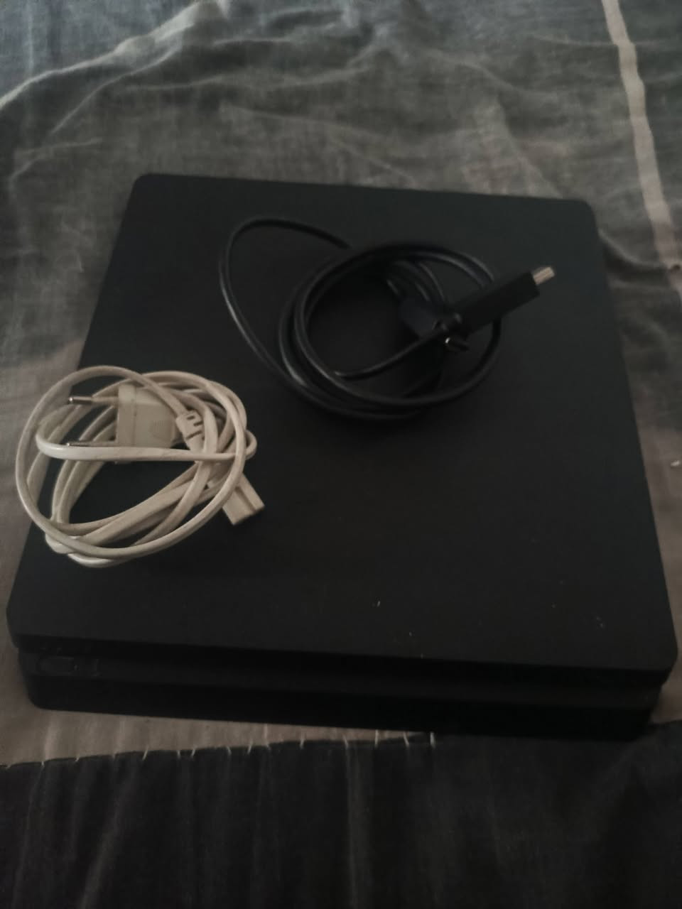 سلام عليكم بلاي ستيشن فور للبيع
وياه قرص جي تي اي فايف 
و اليده الاصليه مالته
البلي نضيف وما مصلح ولا مفتوح 
الهارد مالته 500 كيكه 
السعر 230الف دينار 
المكان/ بغداد البلديات 
للاستفسار/***********
