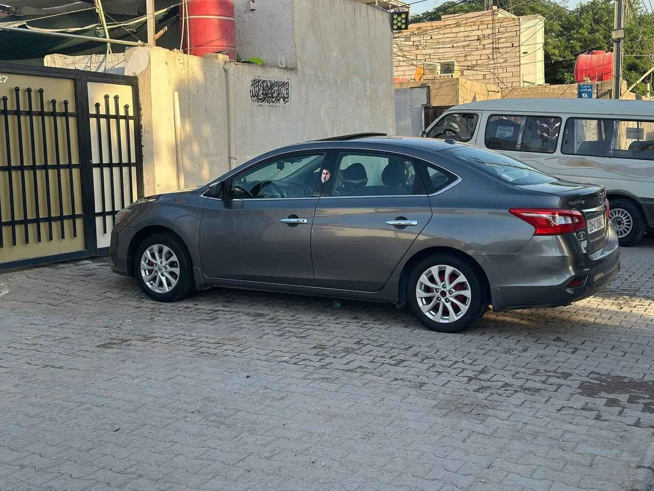 السلام عليكم 
نيسان سنترا ٢٠١٧ فول مواصفاتsv
فتحه تحكم ستيرن جهتين كروز سرعه شاشه تاب كامره خلفيه بك لايت لد 
حداديه كامله امامي خلفي قبل شهر مشتغله كامل تخم تاير جديد 
حادث سياره دعاميه خلفيه فقط صبغ 
الباقي مكفول السياره بسمي مشروع وطني تحويل ثاني يوم 
الهاتف ***********
