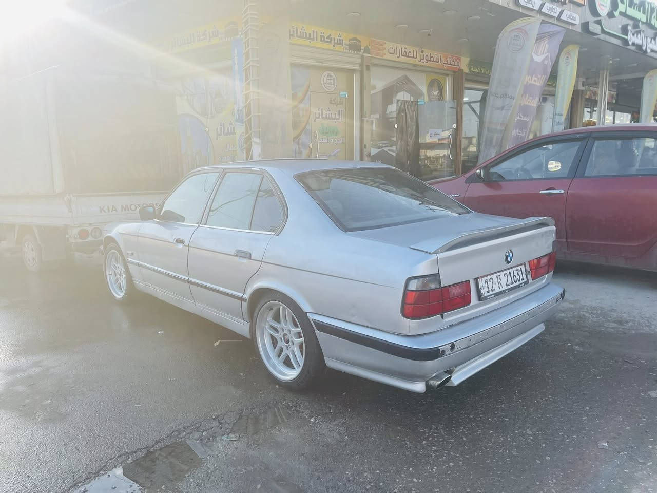 525 اصل بليته وسنوية موديل 92
كير عادي فتحة سقف سلايت جام كهرب كشنات كهرب طخم امامي خلفي جديد كزوز رياضي وايرمنيه كلها شغالة بك لايت لايت كله جديد السيارة كلها M دعاميات ورا كدام طخم ويل كب M  اكسل شرط كشنات مخمل رقم مسطرة سنوية 2030 ترايك وين ميعجبك بيها نواقص بسيطه صارلي ضرف وماكملتها 
سعرها 49 وبيها مجال بسيط 
***********
مكاني موصل
