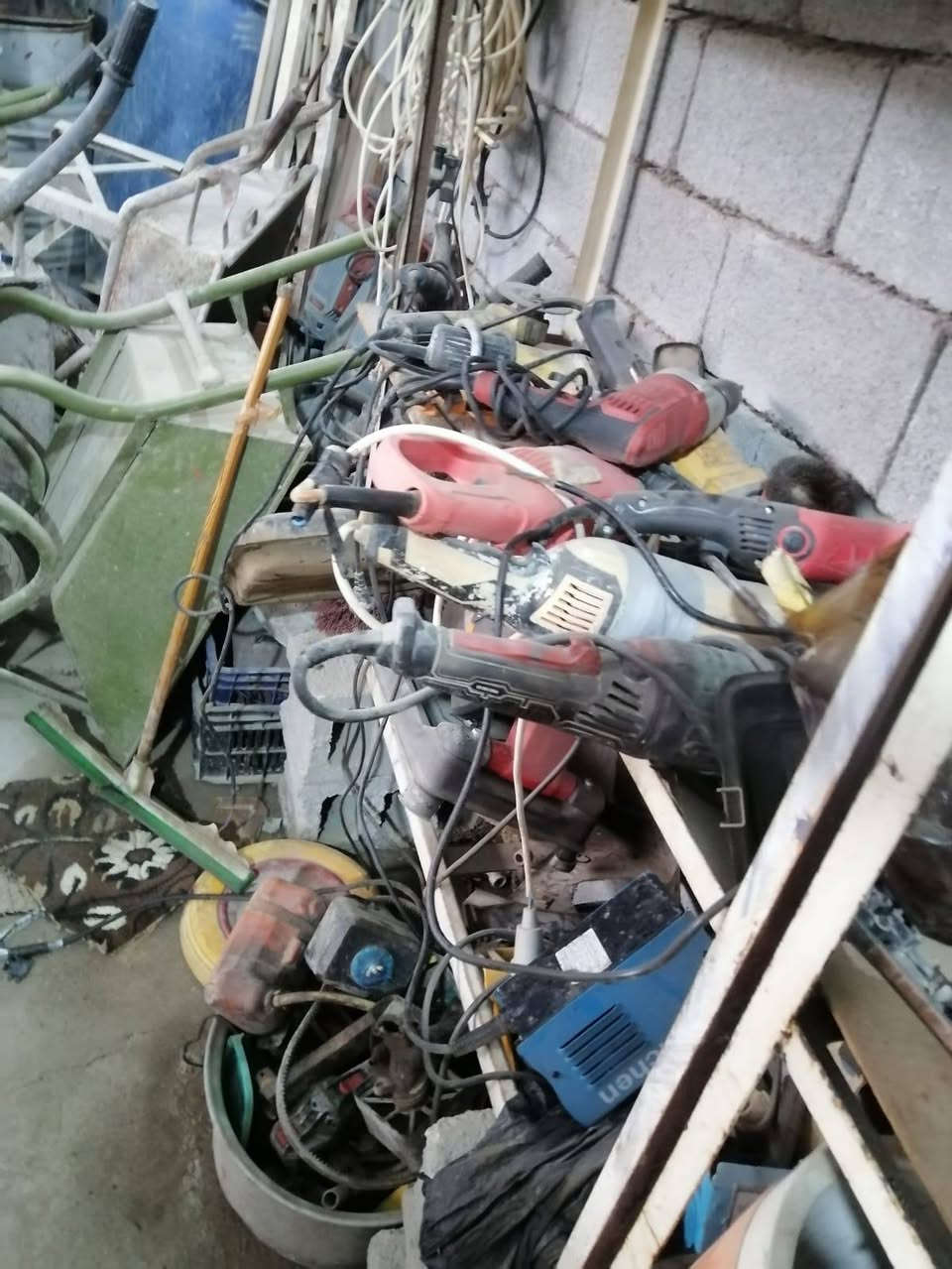 سكله للبيع كامله مكاني نجف كوفه شارع عبد عال ***********
كساره 4

حادلات 3 

15 عربانه

38 قفص 

9 كوسرات 

12 درين

درج مثلث 2 

درج كهربائي 1

8 مولدات 

1 مولده 5كيفي تشتغل مكينه لحيم

22 برميل  6 ليلون مال ماي 

كتر كص 

هزاز 

غطاس ماي سحب ويه صوندات

مسطره بناء 5 

منجلايقات زوج مهات 3 

لوحات خشب  جدد 15  وحده 

قزمات 3

جاكوج 4 

كراكه 7 

هيم 5

كمبريسر1

مكينه لحيم 1
