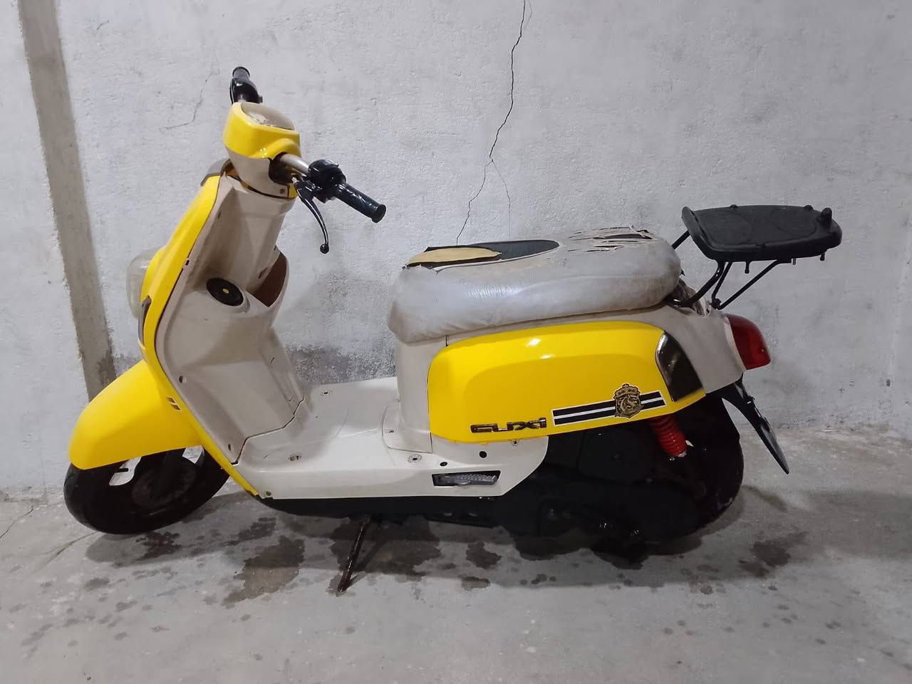 بوليس كابريته اي نقص مابيه مكينه حلوه تخبل لايت شغاال شااير عوزه باتر فقط مفتوحه مره وحده سعره ٦٥٠ وبيه مجال قليل رقمي ***********
