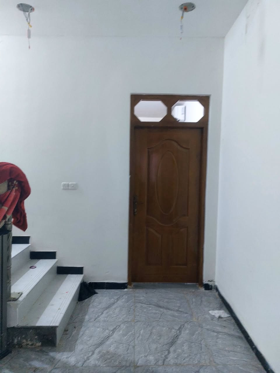 دار مساحة ١٠٠متر في الجغيفي الثانيه قرب اسواق جنه بناء حديث طابوق طابقين درجه اوله اساس رفت ٣غرف بيتونه طابق ثالث السعر ٦٧ للإستفسار ***********
